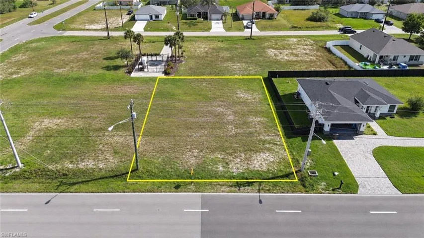 Aerial photo showing approximate lot lines and dimensions for illustrative purposes only. Actual lot lines, boundaries, and dimensions should be independently verified by buyer and/or buyer’s agent.