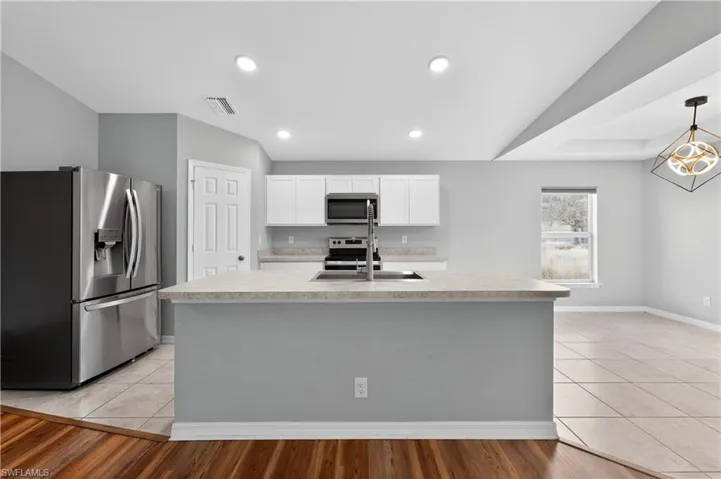 Island & Stainless Steel appliances