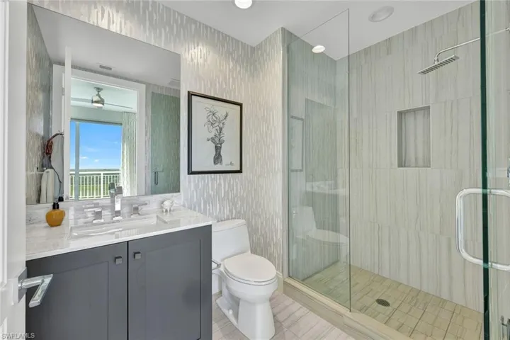 Ensuite bathroom with lovely walk-in shower.