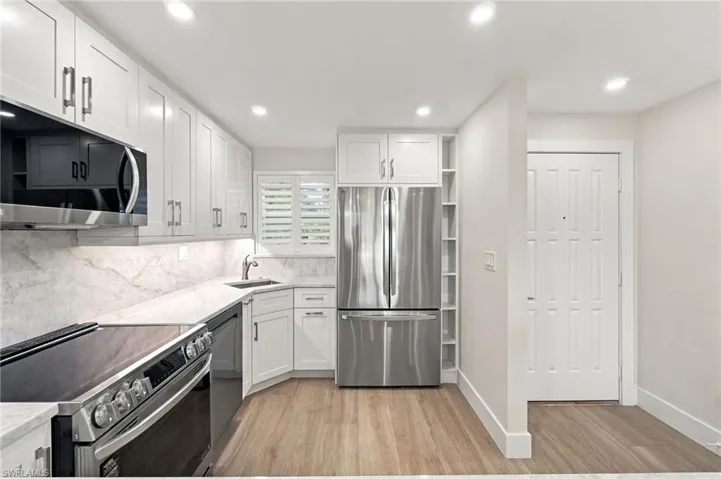 13 High Point Cir N 206, Naples, Florida 34103