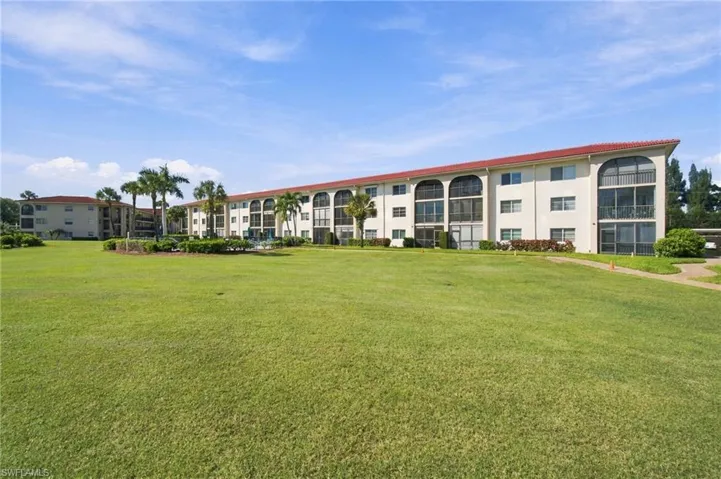 13 High Point Cir N 206, Naples, Florida 34103