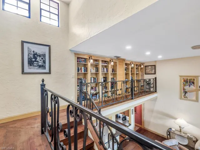Clever bonus Library  Loft with storage space behind it