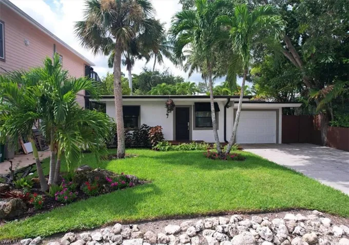 3240 Collee Ct - Front