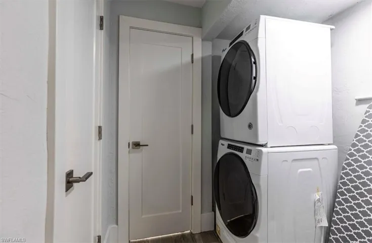 3240 Collee Ct - Laundry