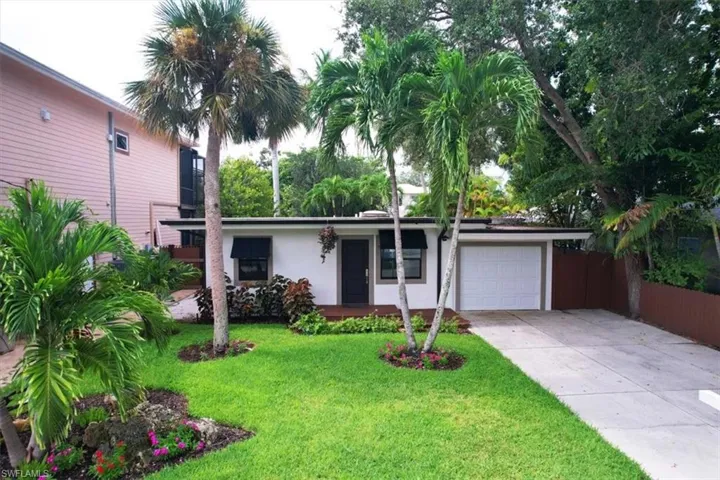 3240 Collee Ct - Front