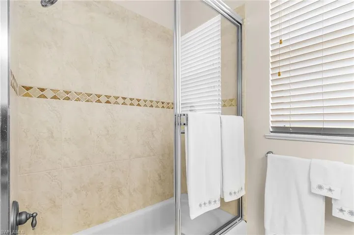 Full bath with bath / shower combo with glass door
