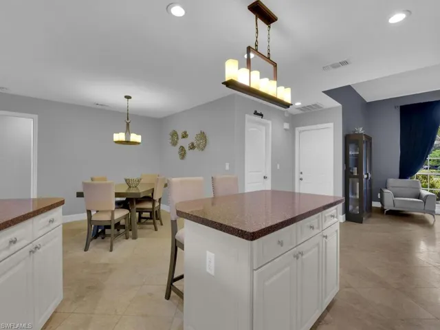 Island w/ Breakfast Bar