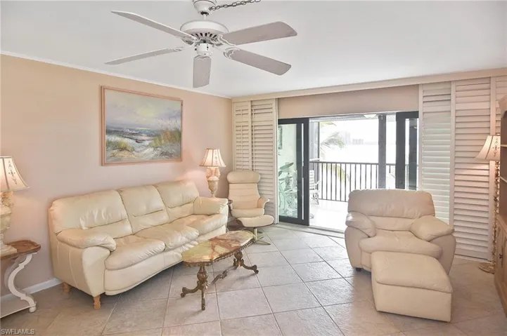Living area with crown molding and ceiling fan