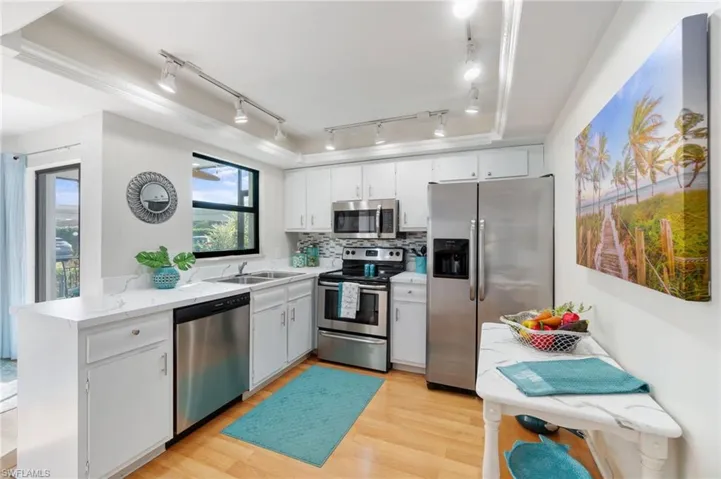 Stainless Appliances and extra island on wheels!