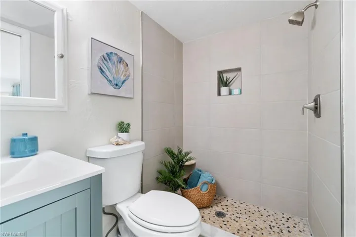 Beautifully tiled shower w/niche