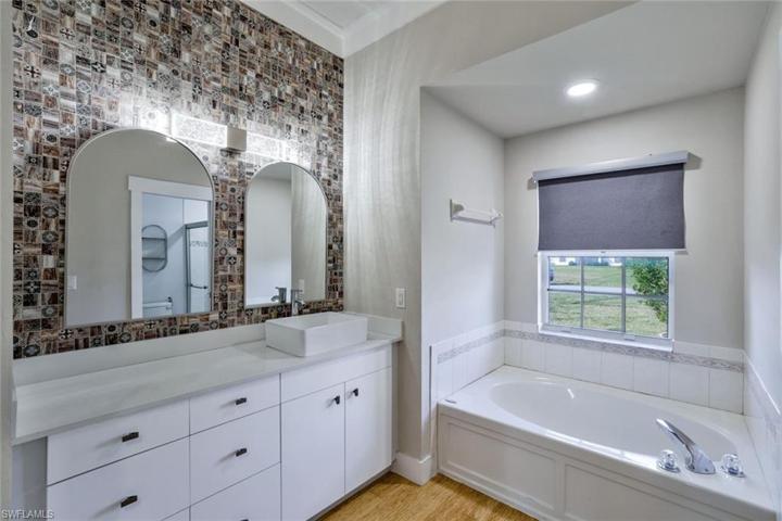 1525 SE 8th PL, CAPE CORAL FL 33990