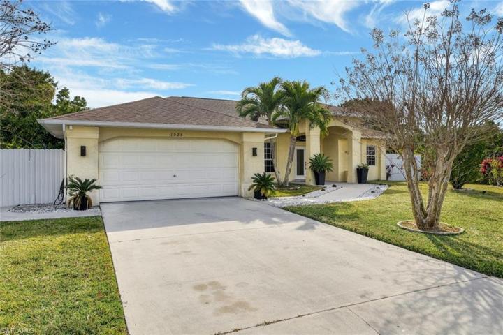 1525 SE 8th PL, CAPE CORAL FL 33990