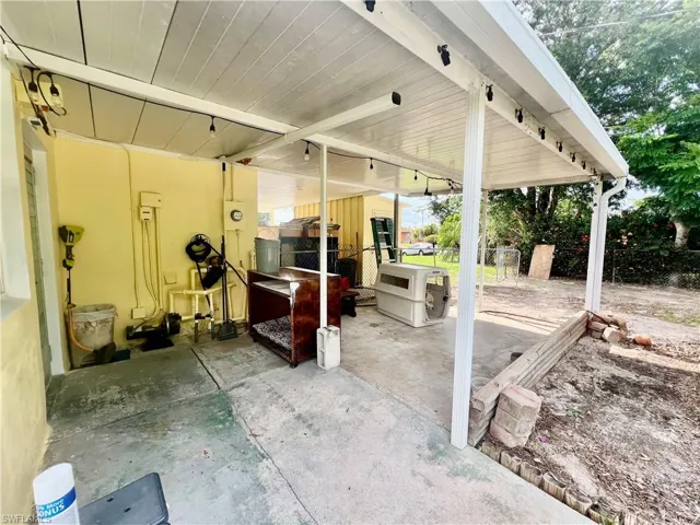 Covered porch. Auto irrigation.