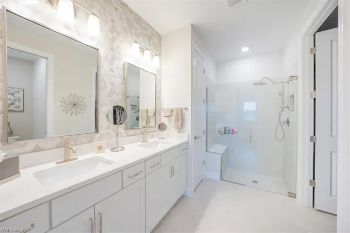 Owners' BR with double sinck