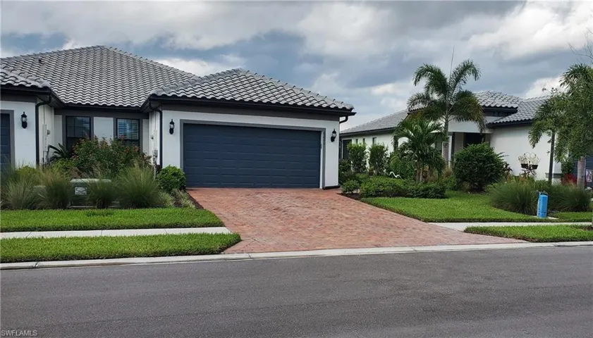 Villa with Luxurious Landscaping 2BR+Den, 3 BA
