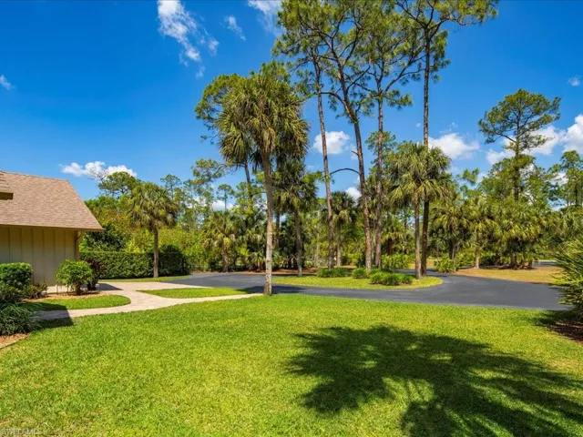 Sideyard - plenty of room to access backyard by vehicles