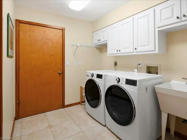 Laundry Room w/ tub