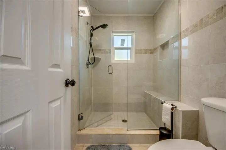 Frameless shower