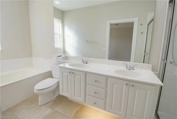 Upstairs Master bath with separate shower and Tub- dual sinks