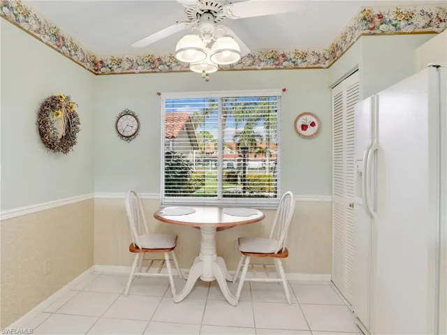 Eat-in-kitchen with view of the courtyard