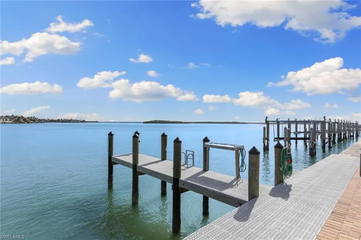 Layalong docks are available, assigned by the association