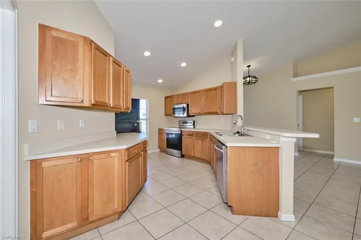 Kitchen with breakfast bar
