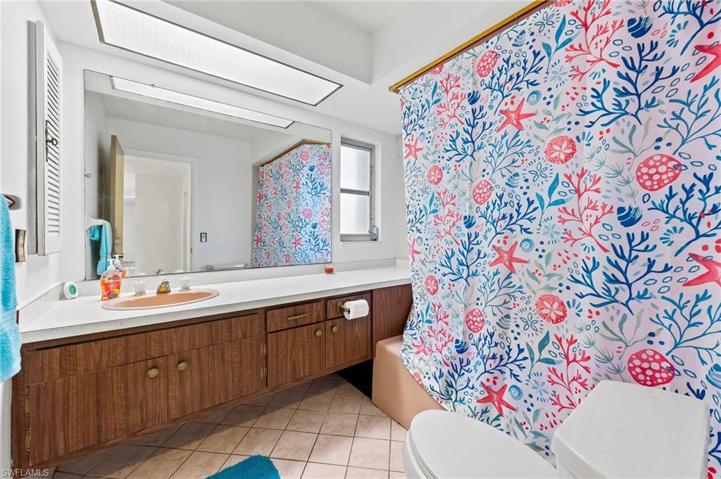 2nd Bathroom w/ tub/shower & large vanity.