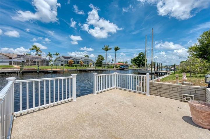 This is a 110-foot wide canal! Makes for a beautiful view. 10 minutes to the river- no bridge!