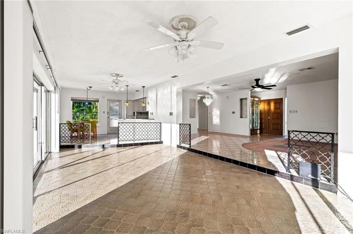 HUGE Family Room!!