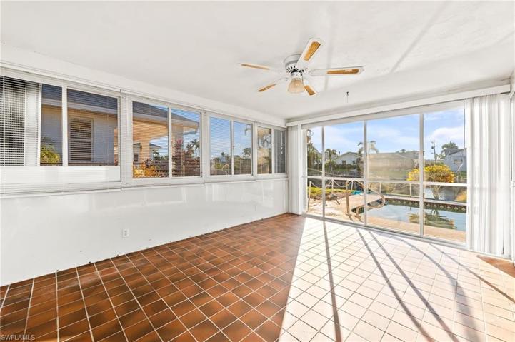 Inside the BUNUS Sunroom. It would make a great office og guest bedroom. Opens out to Lanai.