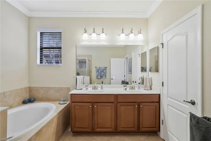 3824  Ruby  WAY, Naples, FL 34114