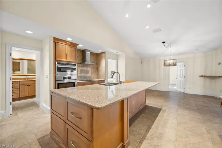 544  Roma  CT, Naples, FL 34110