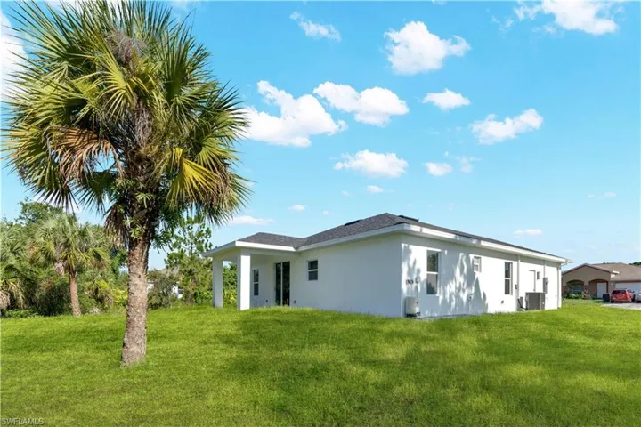 864 Chantilly St E, Lehigh Acres, Florida 33974