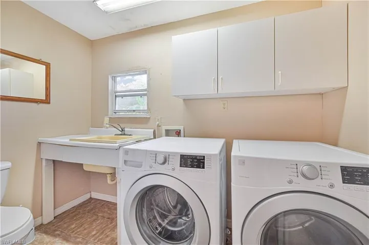 Laundry room with independent washer and dryer