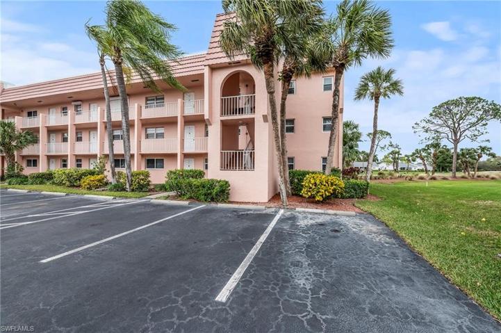 This 3rd floor end residence features fabulous golf course views and plenty of privacy.