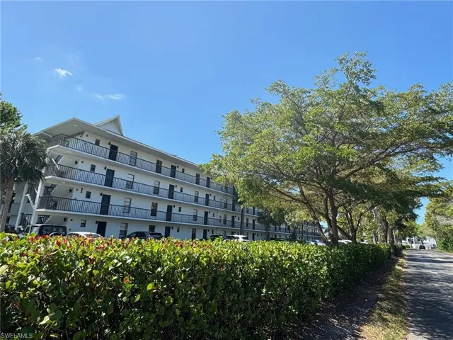600 Neapolitan WAY # 351, NAPLES FL 34103