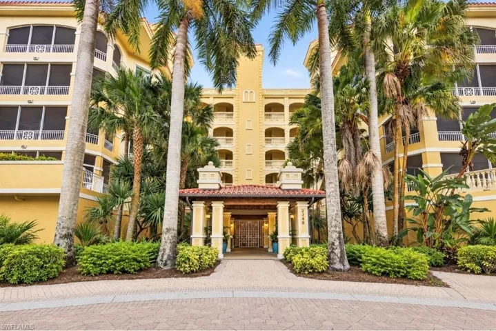 Ventanas Entryway