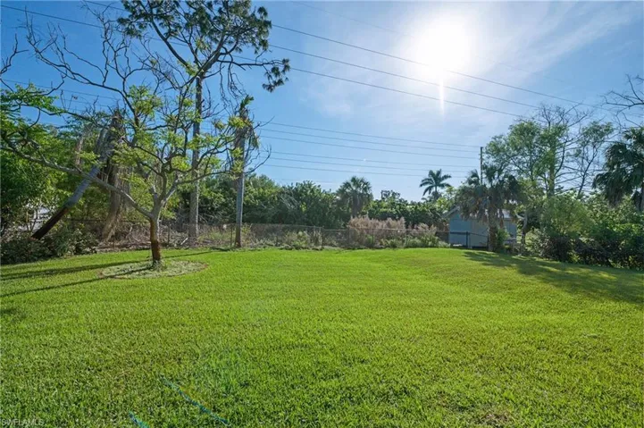 As one can see, there's lots of space and privacy, too! Hurry on this before it's gone.