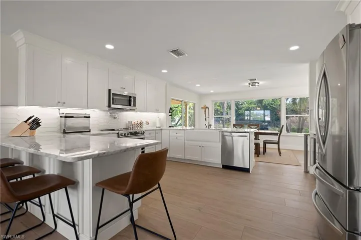 An ample size breakfast bar is also used for informal meals.