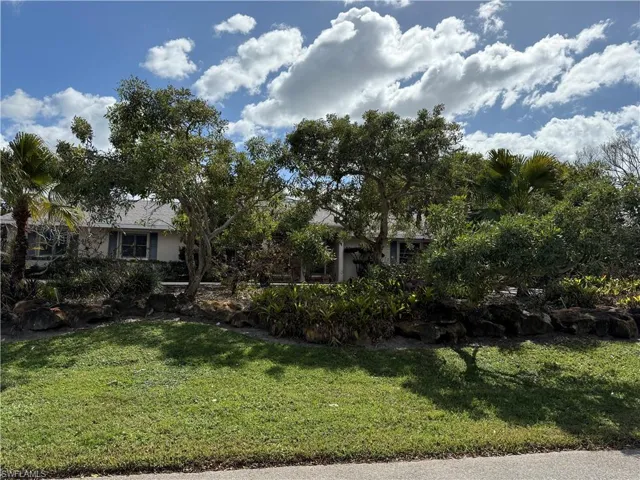 1248  Lastrada  LN, Naples, FL 34103