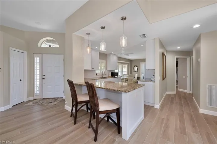 Spacious bar area in kitchen