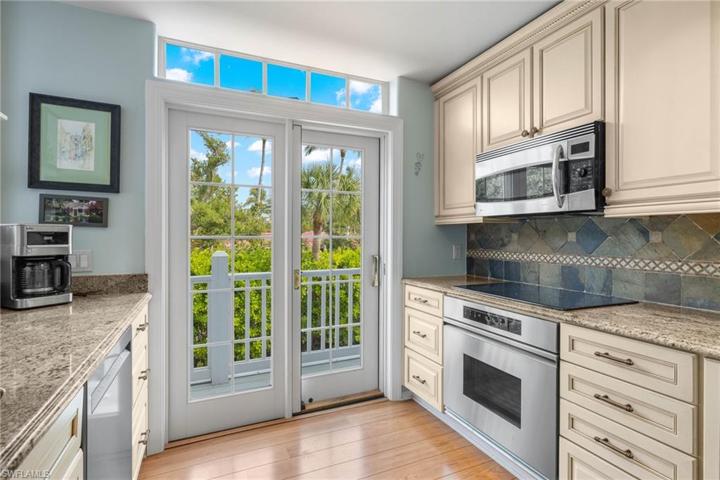 Kitchen w/ Porch Access