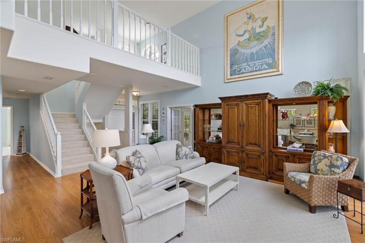 Living Room/Staircase