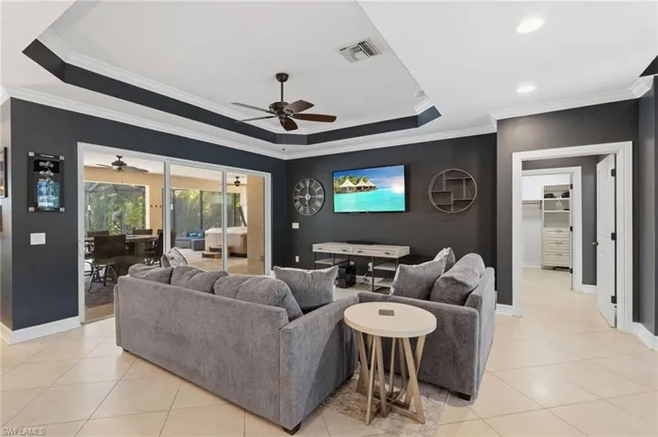 Open living room with coffered ceiling and access to lanail