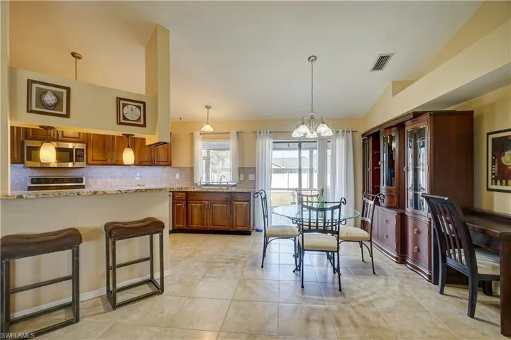 A convenient breakfast bar. The perfect spot for your morning coffee