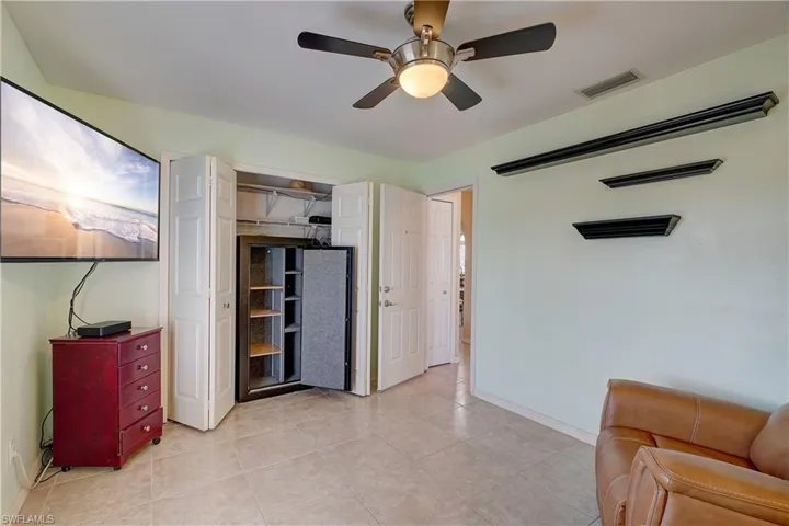 The second of the two guest bedrooms. This large safe is also part of the negotiable furniture