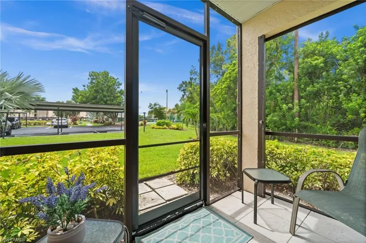 Nice lanai overlooking pool