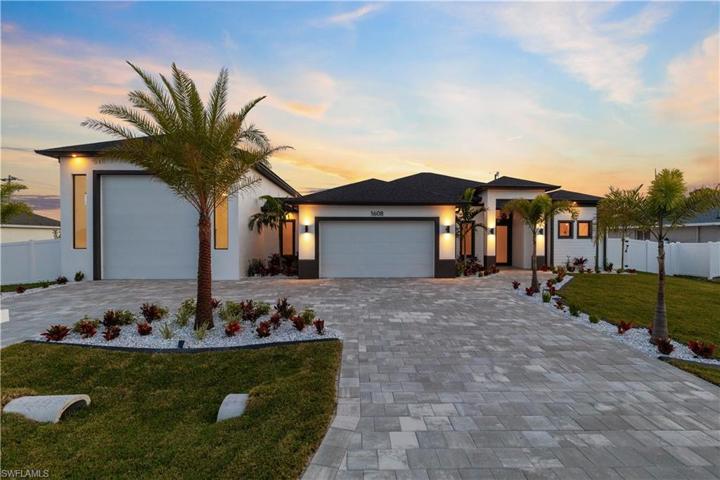 Front View - RV/Boat (1,275 sq ft) & 2-Car Garages
