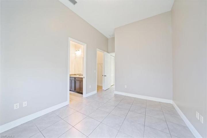 Guest Bedroom w/walk-in closet