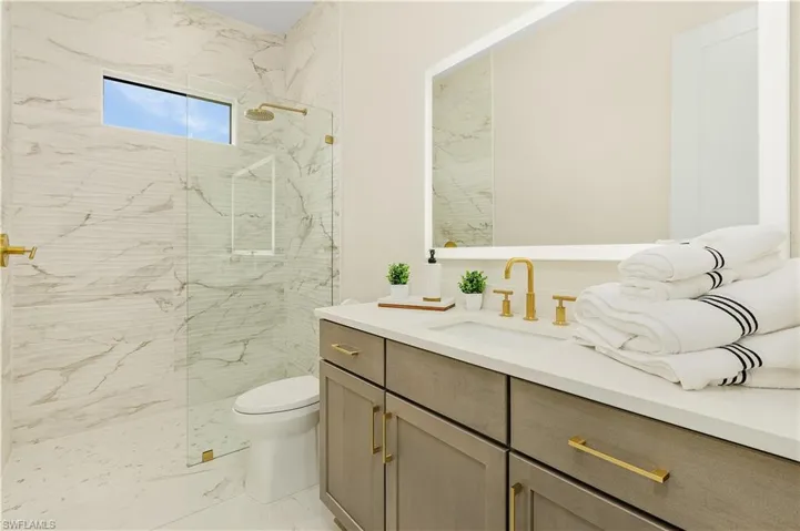Guest bathroom 2
